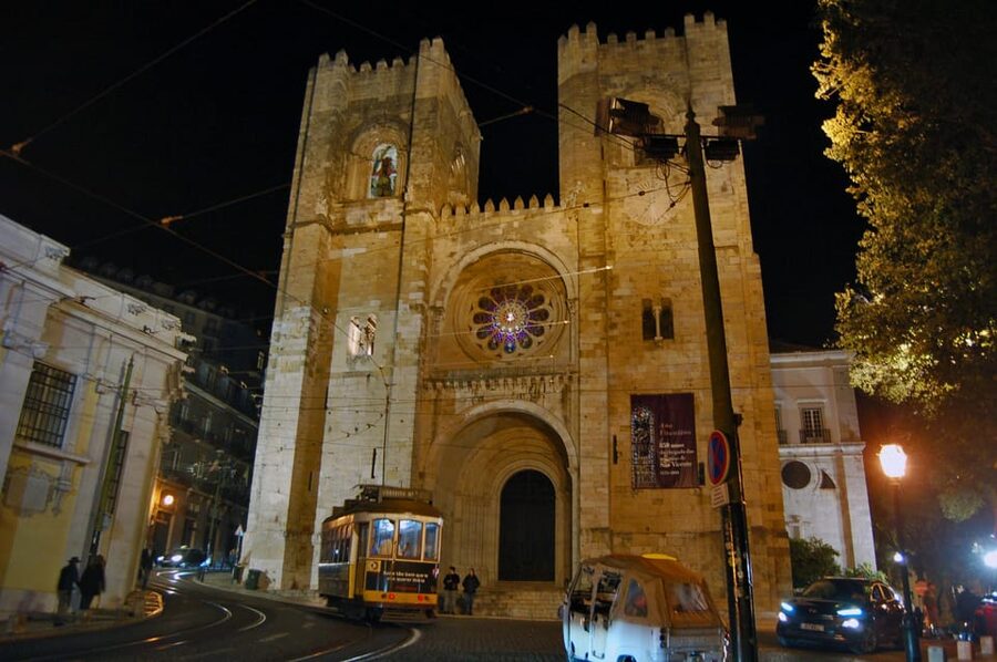 All-inclusive Fado Tour: Show & Dinner. Lisbon at Night - Walking through Alfama, Lisbon’s Fado quarter