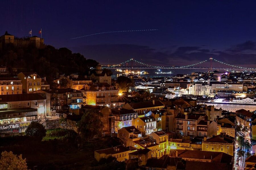 All-inclusive Fado Tour: Show & Dinner. Lisbon at Night - The viewpoint and Lisbon under the stars
