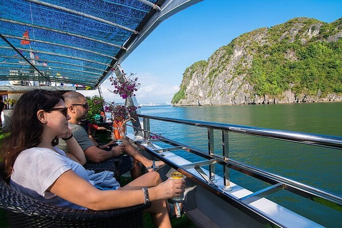 Ambassador Dinner Cruise with Live Music, Firework and Luxe - The 9 p.m. fireworks moment