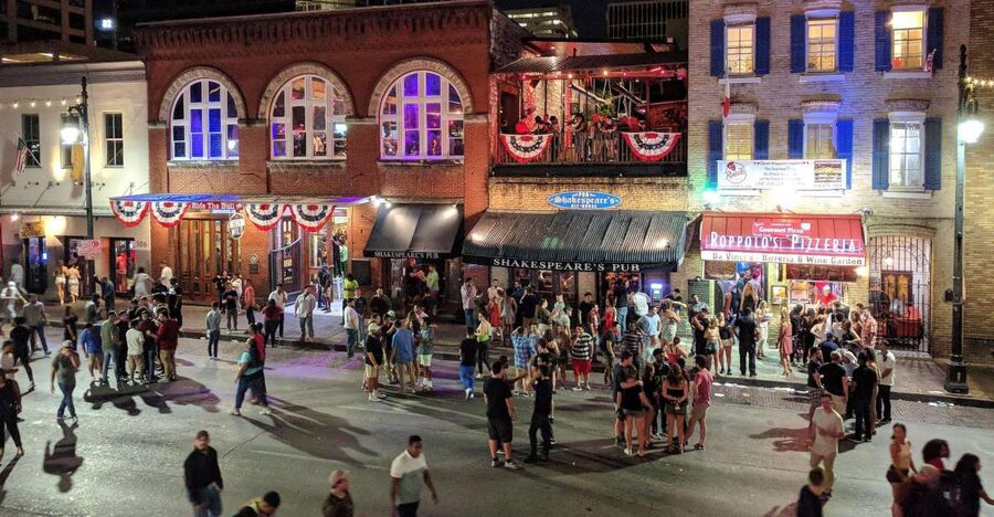 Austin: Downtown Live Music Pub Crawl - Stop One: Friends Bar and the First Live Set