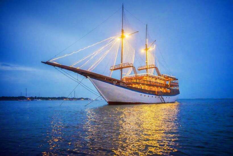 Bali Phinisi Cruise: Sunset Dinner with Live Music & Buffet - Sunset around Nusa Dua Beach