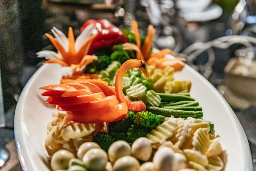 Bangkok: Alangka Luxury Buffet Dinner Cruise With Live Music - Live music, Thai dance, and the mood onboard