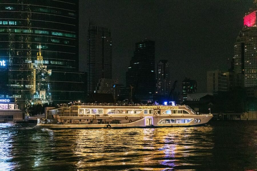 Bangkok: Alangka Luxury Buffet Dinner Cruise With Live Music - Who will enjoy the Alangka cruise most?
