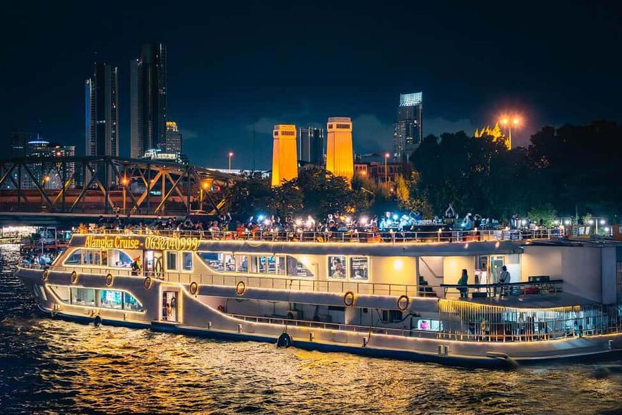 Bangkok: Alangka Luxury Cruise with Buffet and Live Music - Dinner, music, and the best place to sit
