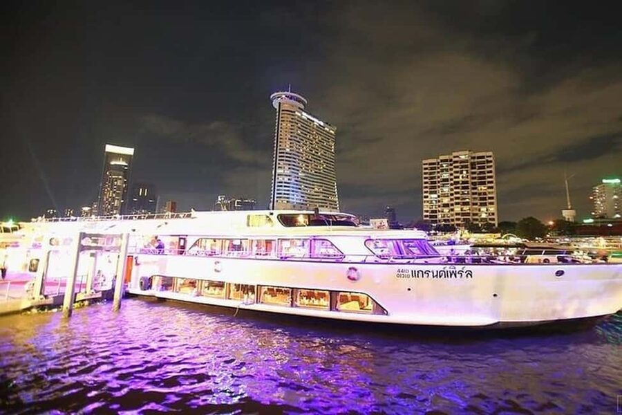 Bangkok: Evening Dinner Cruise with Live Music Chao Phraya - Key points to know before boarding