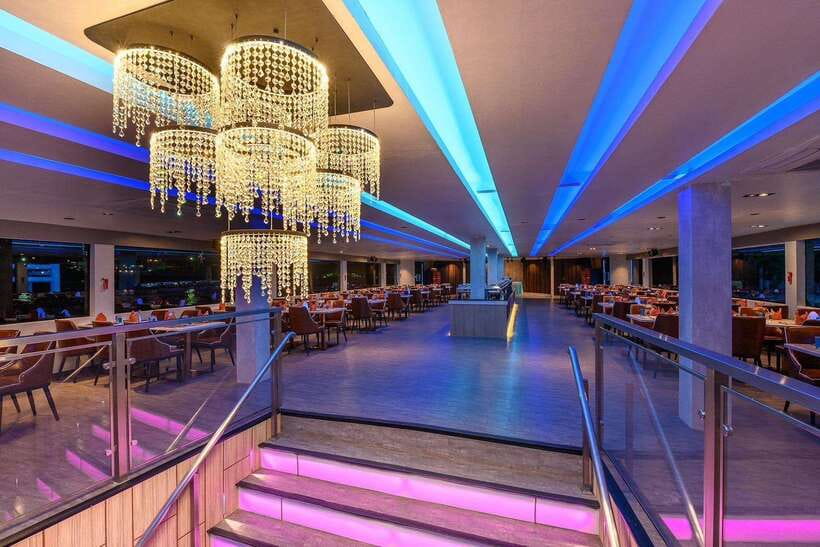 Bangkok: Royal Princess River Dinner Cruise with Live Music - Who should book this cruise?