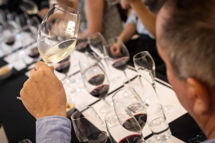 Barcelona: Taste 5 Spanish Wines paired with Live Music - Planning your evening in Barcelona