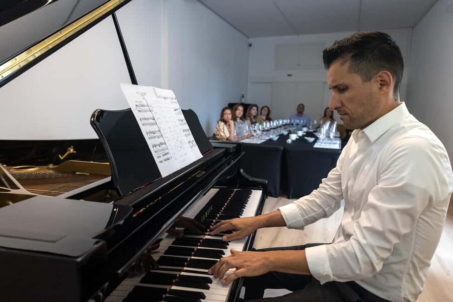 Barcelona: Taste 5 Spanish Wines paired with Live Music - What you eat with the wine