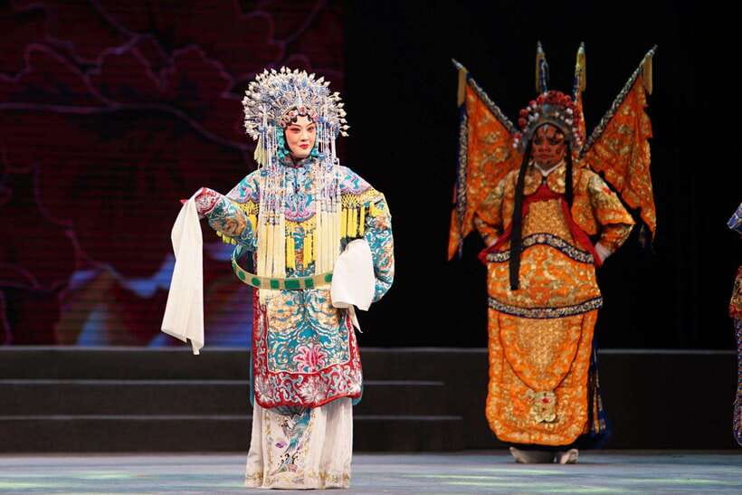 Beijing: Must-See Peking Opera at Liyuan Theatre Ticket - Watching Makeup and Costume Preparation