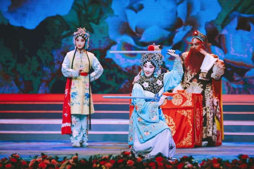 Beijing: Traditional Cultural Show Peking Opera Tickets - Why the pre-show makeup is worth your time