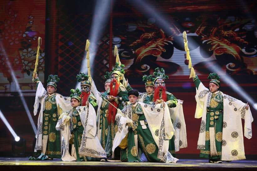 Beijing: Traditional Cultural Show Peking Opera Tickets - Seating, subtitles, and sound levels