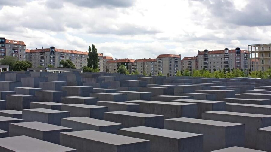 Berlin: Historical Walking Tour with Live Music - Brandenburg Gate: a strong opening stop