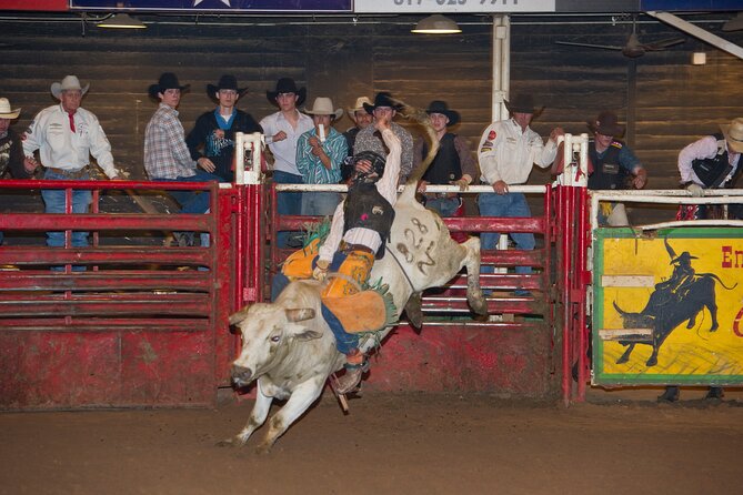 Billy Bob's Texas Honky Tonk Dinner and Photo Package - Choosing the right day and time