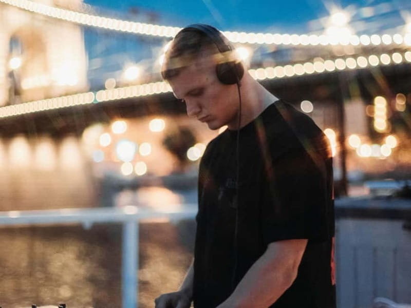 Budapest: BBQ Dinner Cruise w/ Live Music & Unlimited Drinks - The First Hour: Settling In With Music and Dinner