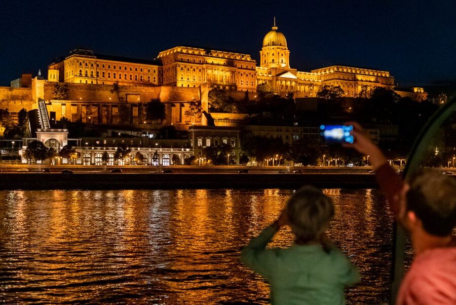 Budapest: Candlelit Dinner River Cruise with Live Music - A polished evening on the Danube