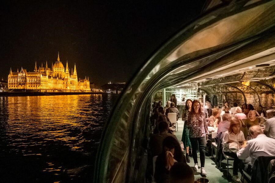 Budapest: Candlelit Dinner River Cruise with Live Music - Buda Castle, Gellért Hill, and the southern sights