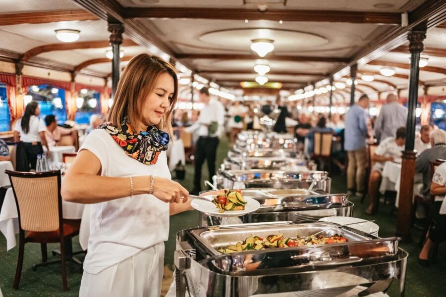 Budapest: Danube River Cruise with Dinner and Prosecco - At a glance: what makes this cruise worth considering