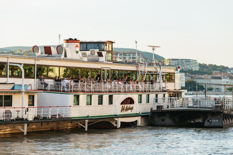 Budapest: Danube River Cruise with Dinner and Prosecco - Boarding at Akadémia dock 2