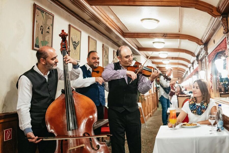 Budapest: Danube River Cruise with Dinner and Prosecco - Hungarian musicians and table-side entertainment