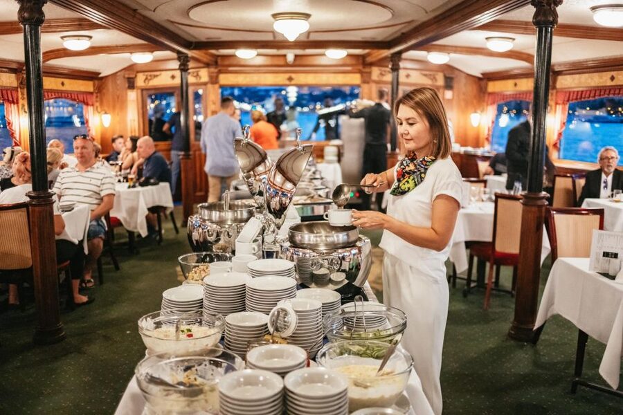 Budapest: Danube River Cruise with Dinner and Prosecco - Is $53 a fair price?