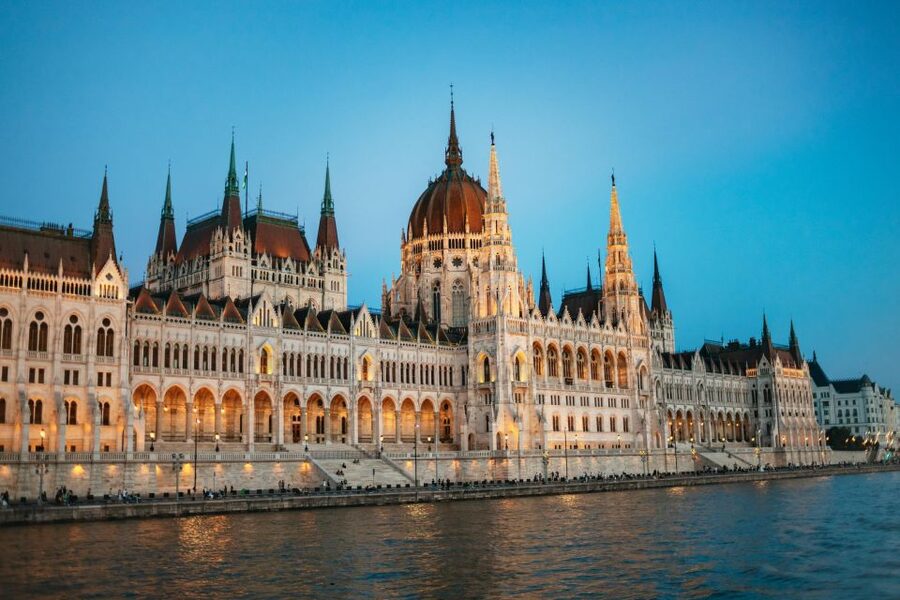 Budapest: Danube River Cruise with Dinner and Prosecco - A historic boat with a relaxed pace