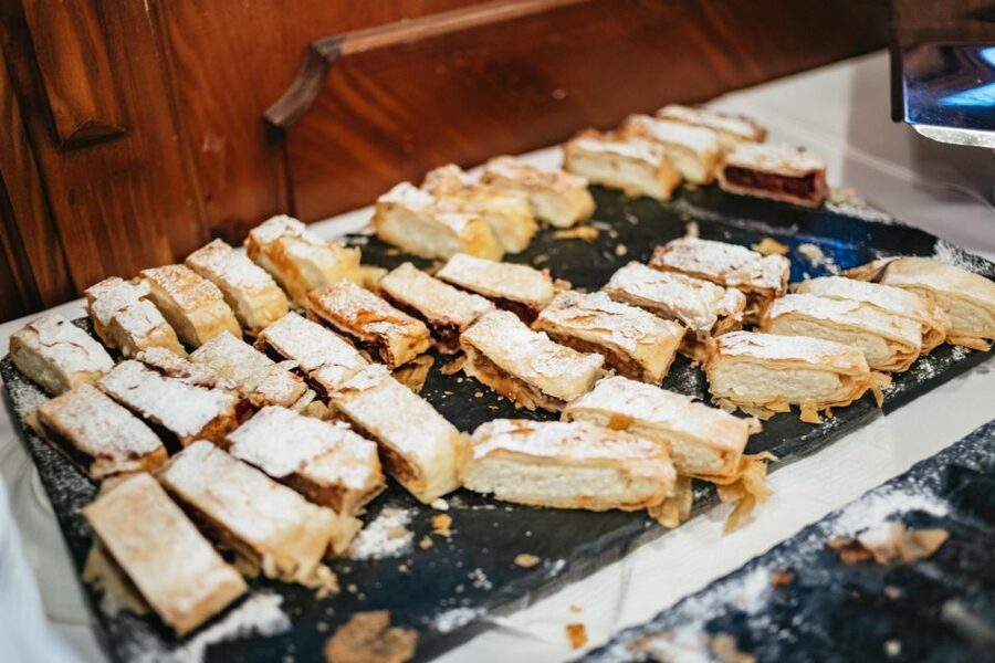 Budapest: Dinner Cruise with Live Music and Folk Dance Show - Cimbalom music and a friendly folk show