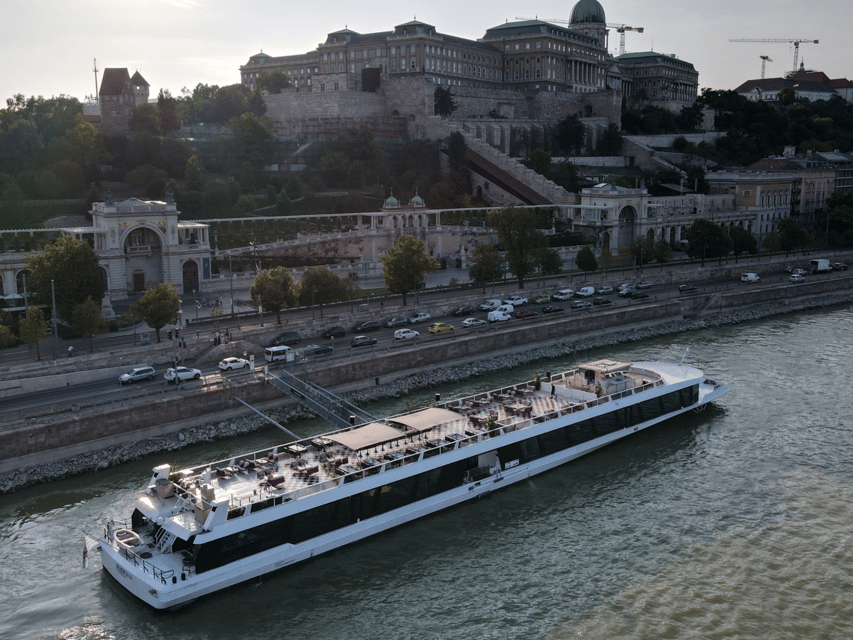 Budapest: Dinner Cruise with Live Music & Unlimited Drinks - Live Violin Music and the Evening Atmosphere