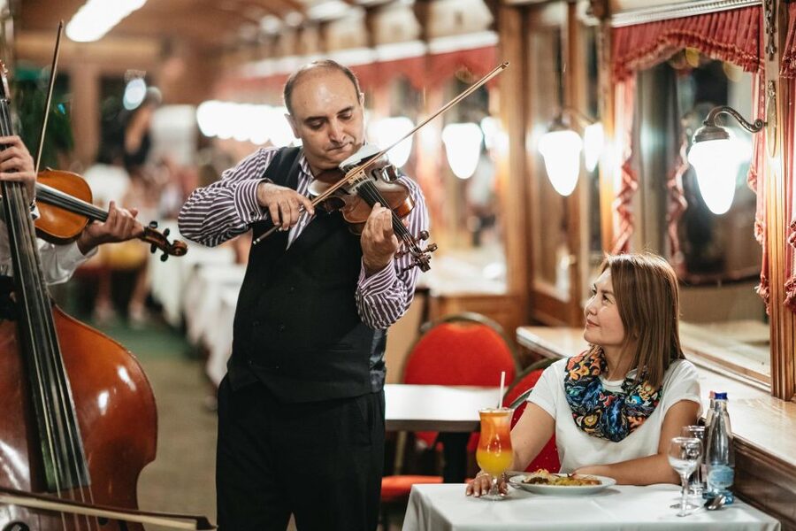Budapest: Evening Cruise including Drinks and Live Music - The music: Hungarian folk sounds with a playful side