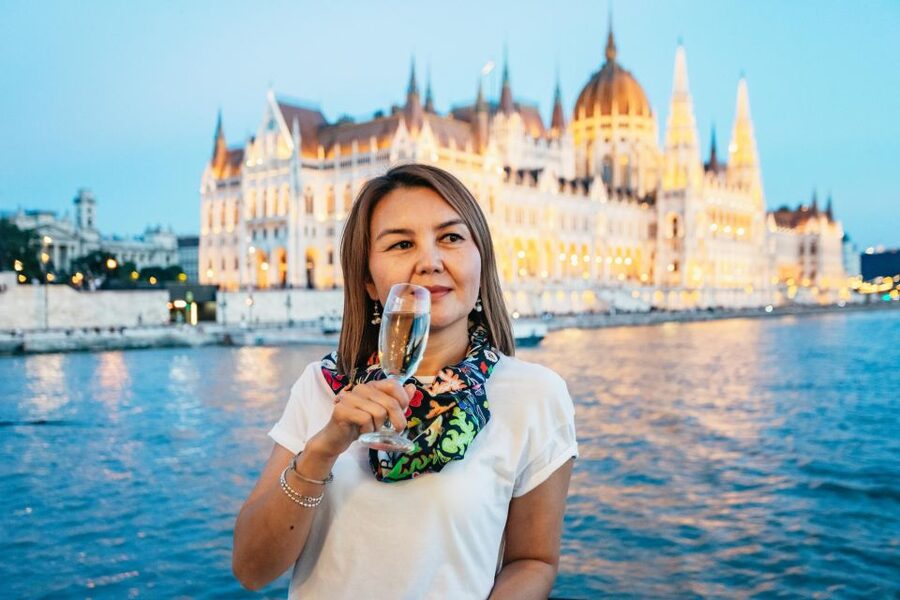 Budapest: Evening Cruise including Drinks and Live Music - Parliament and the first great Danube views