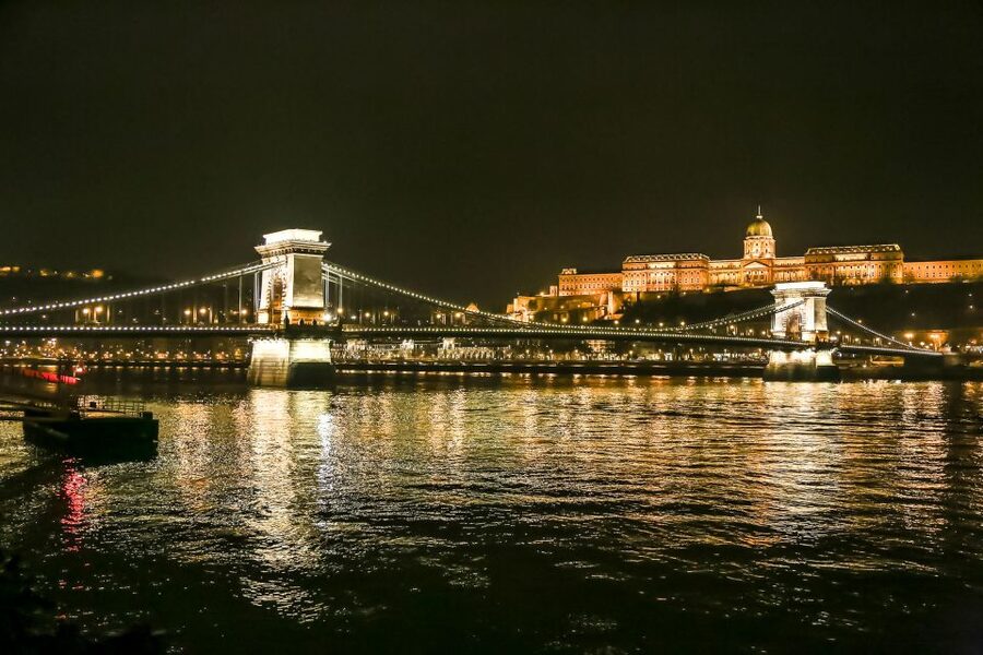 Budapest: Evening Cruise including Drinks and Live Music - Six bridges and the changing view from the river