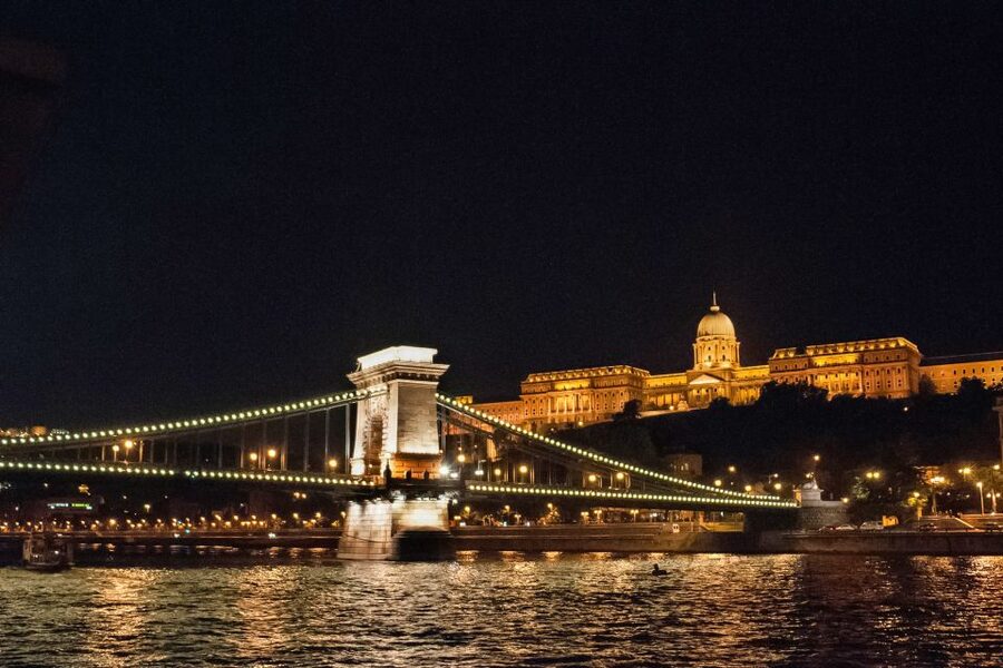 Budapest: Evening Cruise including Drinks and Live Music - Why the open-air upper deck matters