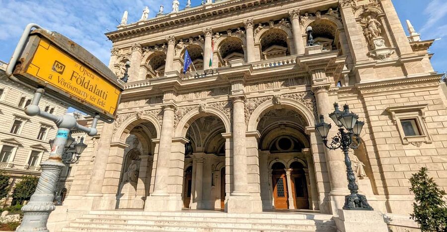 Budapest: Opera House Guided Tour - The grand staircase and the first architectural details