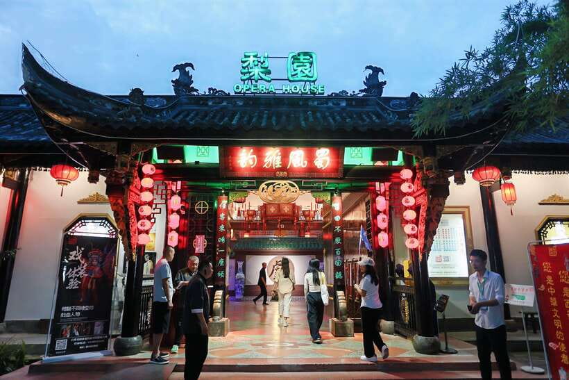 Chengdu: Sichuan Opera Face-Changing and Acrobatics Show - What the 90-minute evening program feels like