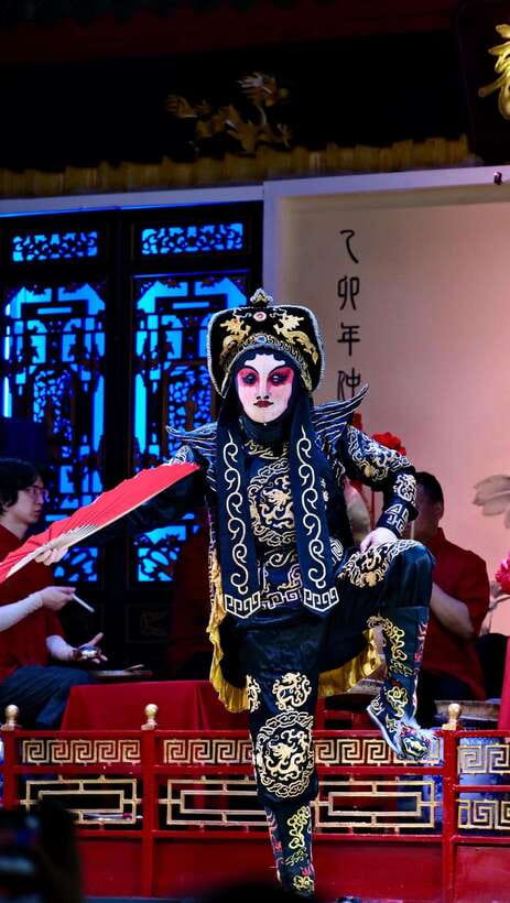 Chengdu: Sichuan Opera Face-Changing and Acrobatics Show - Arriving at Shufeng Yayun near Qingyang Palace