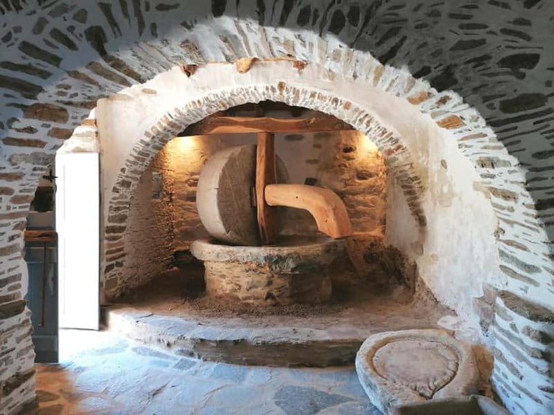 Classical guitar concert in a historic olive press - Who should book this experience