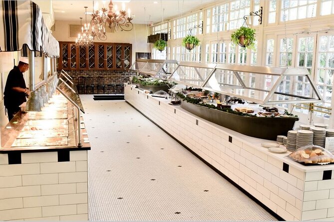 Court of Two Sisters Live Jazz Brunch Buffet with Mimosa - The jazz: pleasant atmosphere, uncertain centerpiece