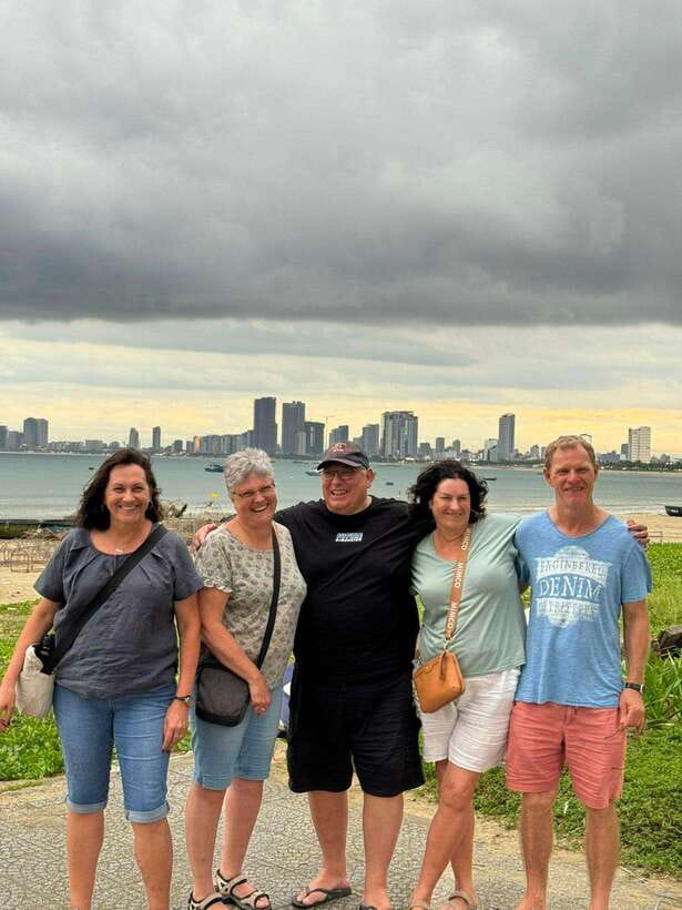 Da Nang City Street Food Tour With Live Music Tien Sa Show - Tasting five to ten Da Nang dishes