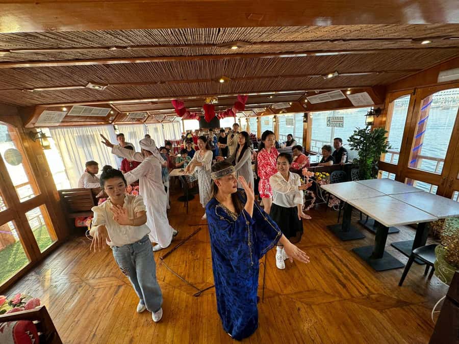 Dubai: Luxury Dinner Cruise with Live Music - Old Dubai, the Heritage Village, and the creek views
