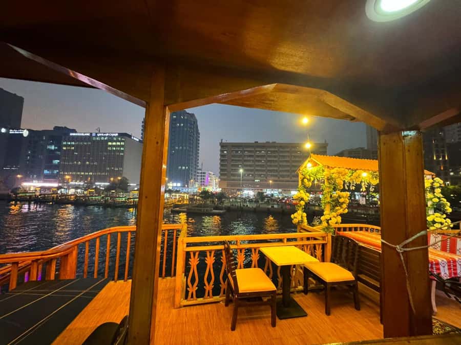 Dubai: Luxury Dinner Cruise with Live Music - Buffet dinner: plenty of food, modest presentation