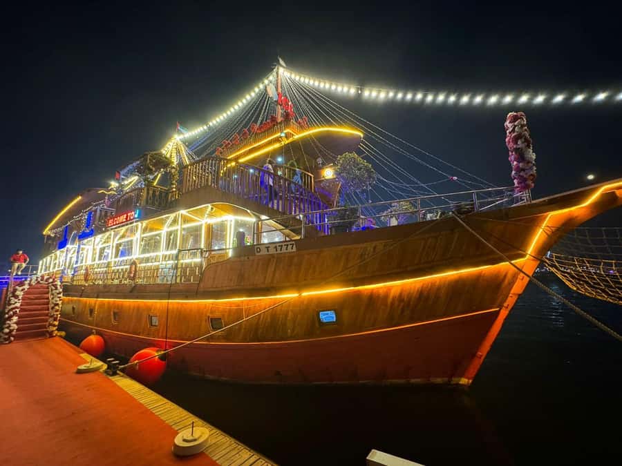 Dubai: Luxury Dinner Cruise with Live Music - Live music and the Tanoora dance