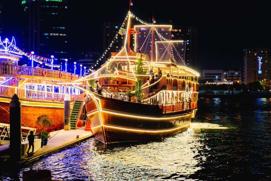 Dubai: Luxury Dinner Cruise with Live Music - Meeting the dhow at Dubai Creek