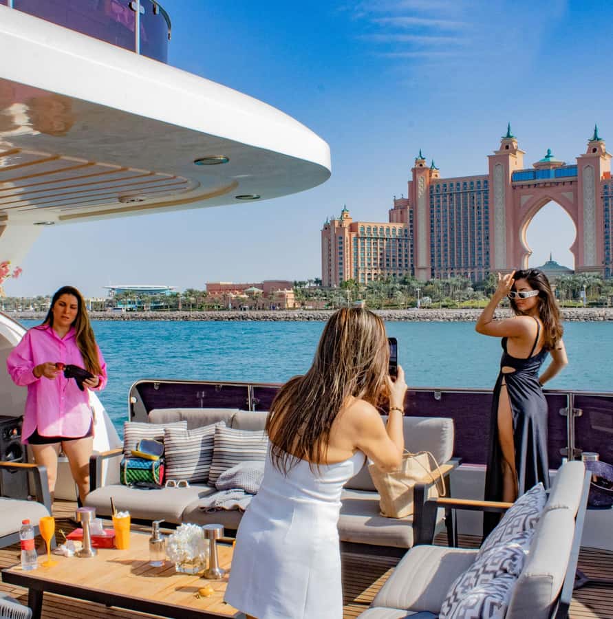 Dubai: Superyacht Experience with Live Music & Drinks - Music, saxophone, and the party atmosphere