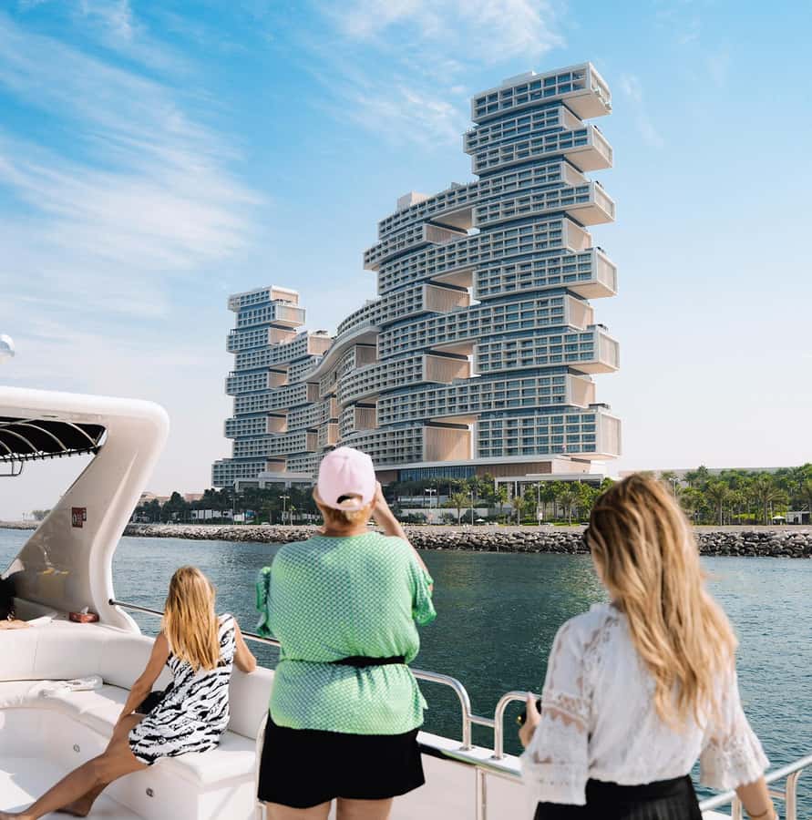Dubai: Superyacht Experience with Live Music & Drinks - Service, space, and the small personal touches