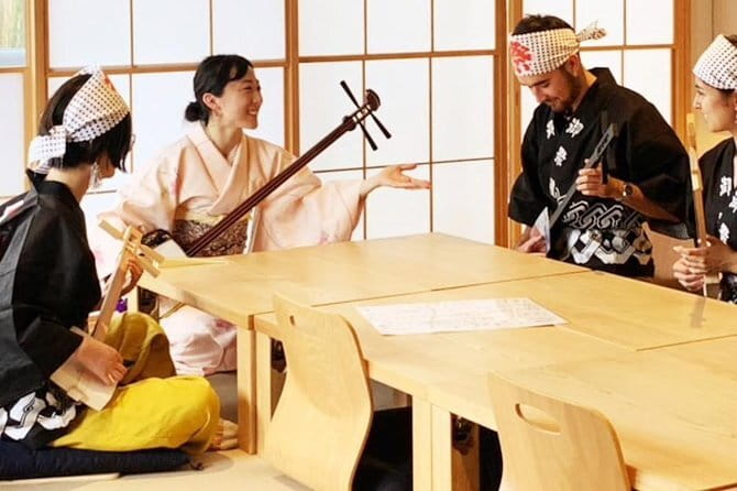 Easy for everyone! Now you can play handmade mini shamisen and show off to everyone! Musical instruments, sweets and live music - Key things to know before booking