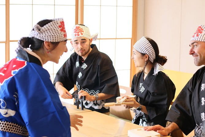 Easy for everyone! Now you can play handmade mini shamisen and show off to everyone! Musical instruments, sweets and live music - What makes this shamisen workshop special
