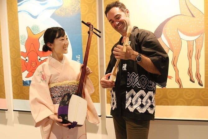 Easy for everyone! Now you can play handmade mini shamisen and show off to everyone! Musical instruments, sweets and live music - A short introduction to the shamisen