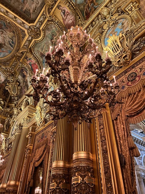 Family-friendly treasure hunt at Opera Garnier - Meeting on the opera house steps