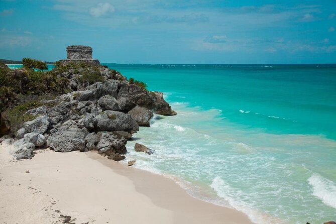 Feel the love on a romantic dinner at Cancun sea, with live music and open bar. - Key points at a glance