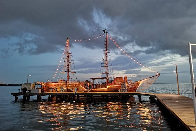 Feel the love on a romantic dinner at Cancun sea, with live music and open bar. - Who will enjoy this cruise most