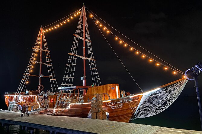 Feel the love on a romantic dinner at Cancun sea, with live music and open bar. - Boarding at Marina Aquatours